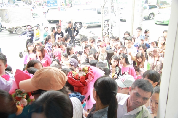 
	
	Fan đứng chen chúc trước phòng trà Nam Quang